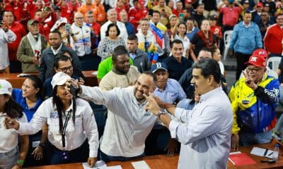 Fotografía cedida por el Palacio de Miraflores del presidente de Venezuela, Nicolas Maduro (d), saludando durante el acto de juramentación de la Comisión Promotora para la Constituyente Obrera este jueves, en Caracas (Venezuela). EFE/ Palacio de Miraflores