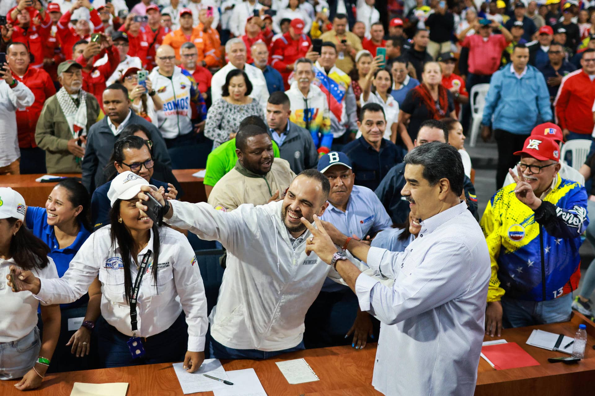 Fotografía cedida por el Palacio de Miraflores del presidente de Venezuela, Nicolas Maduro (d), saludando durante el acto de juramentación de la Comisión Promotora para la Constituyente Obrera este jueves, en Caracas (Venezuela). EFE/ Palacio de Miraflores