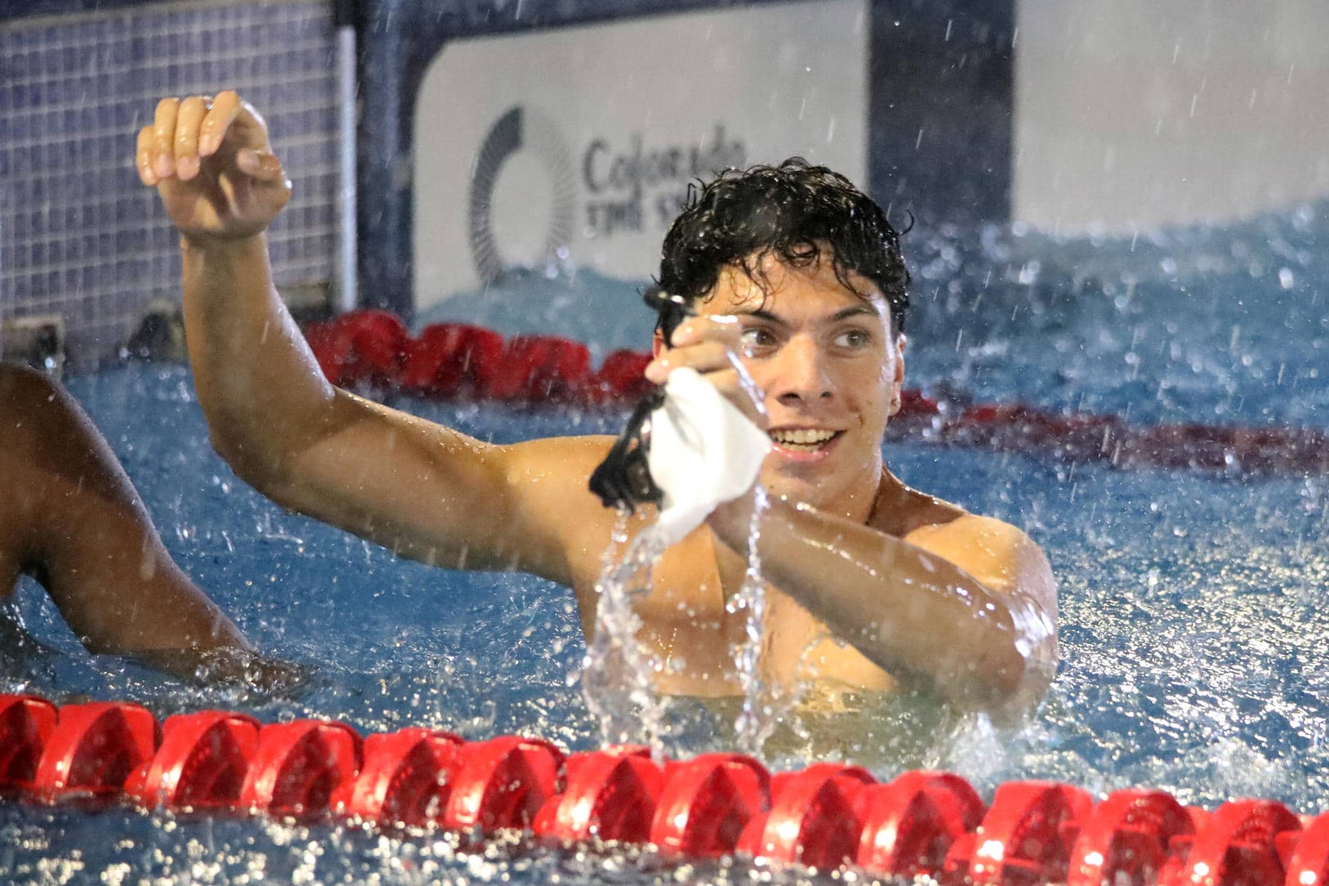 Erick Blandón de Nicaragua celebra al ganar la medalla de oro en los 50 metros dorso este martes, en los XII de los Juegos Centroamericanos. EFE / Fernando Ruiz