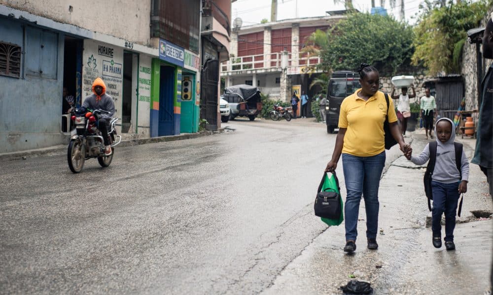 Personas caminan bajo la lluvia este 23 de octubre de 2025, en Puerto Príncipe (Haití). EFE/ Mentor David Lorens