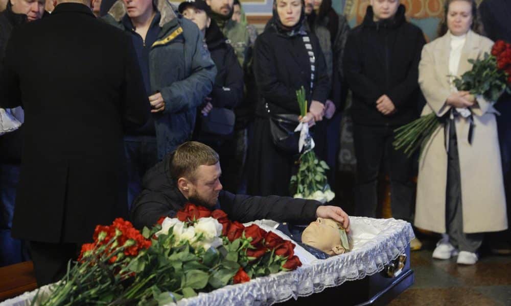 Parientes y amigos asisten a una ceremonia de despedida para Olena Gubanova y Yevgeny Karmazin en la Catedral de San Mykhailivsky en Kiev, Ucrania, el 27 de octubre de 2025, en medio de la invasión rusa en curso. Los periodistas de Ukrainian FREEDOM TV Olena Gubanova y Yevgeny Karmazin trabajaron en los puntos más calientes de la región de Donetsk desde los primeros días de la invasión a gran escala de Rusia. Fueron asesinados en un ataque con un dron ruso 'Lancet' a un automóvil civil en la ciudad de Kramatorsk en la región de Donetsk el 23 de octubre de 2025, destacando los peligros a los que se enfrentan los profesionales de los medios que cubren zonas de conflicto. (Rusia, Ucrania, Kiev) EFE/EPA/SERGEY DOLZHENKO