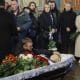 Parientes y amigos asisten a una ceremonia de despedida para Olena Gubanova y Yevgeny Karmazin en la Catedral de San Mykhailivsky en Kiev, Ucrania, el 27 de octubre de 2025, en medio de la invasión rusa en curso. Los periodistas de Ukrainian FREEDOM TV Olena Gubanova y Yevgeny Karmazin trabajaron en los puntos más calientes de la región de Donetsk desde los primeros días de la invasión a gran escala de Rusia. Fueron asesinados en un ataque con un dron ruso 'Lancet' a un automóvil civil en la ciudad de Kramatorsk en la región de Donetsk el 23 de octubre de 2025, destacando los peligros a los que se enfrentan los profesionales de los medios que cubren zonas de conflicto. (Rusia, Ucrania, Kiev) EFE/EPA/SERGEY DOLZHENKO