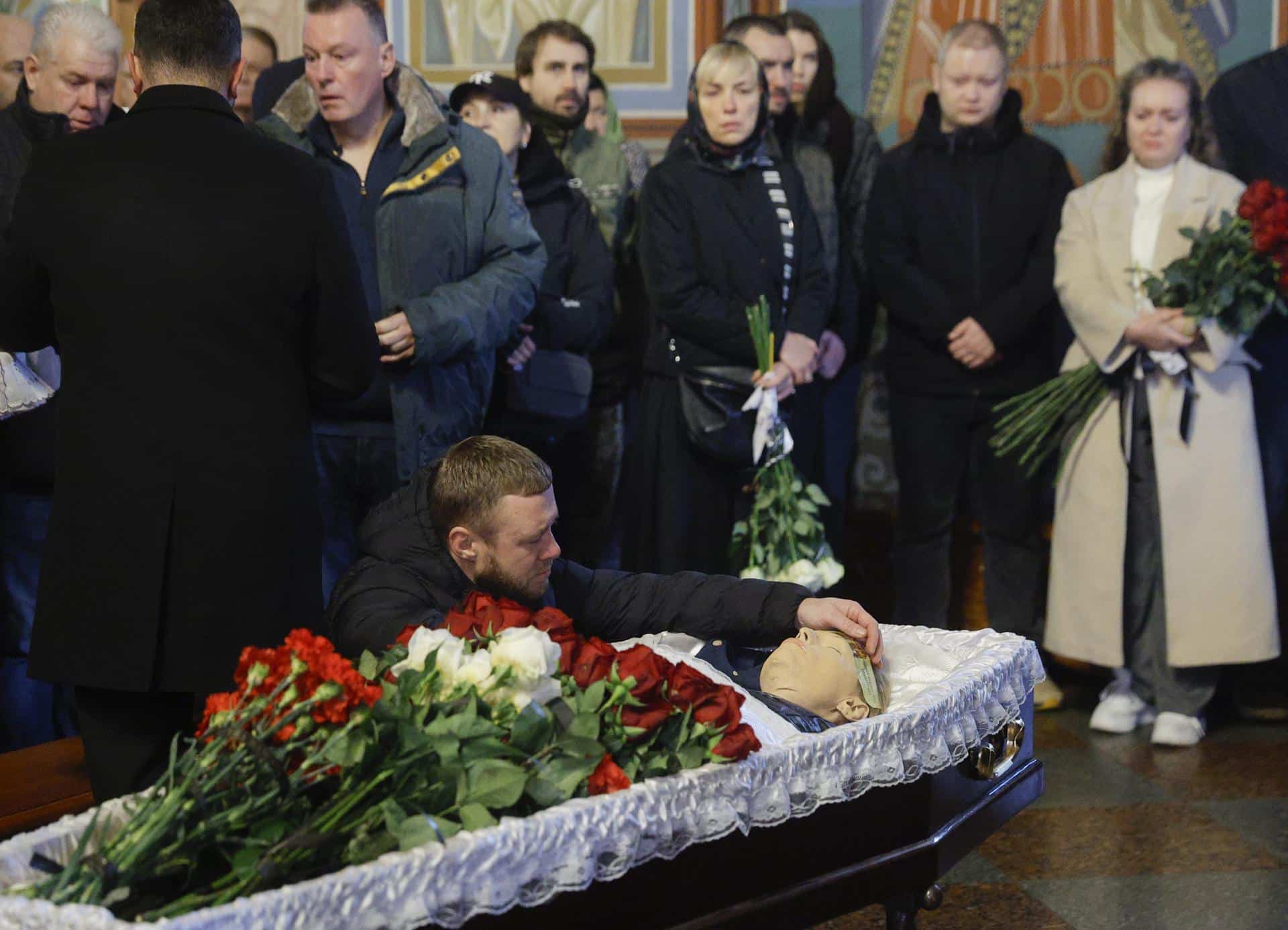 Parientes y amigos asisten a una ceremonia de despedida para Olena Gubanova y Yevgeny Karmazin en la Catedral de San Mykhailivsky en Kiev, Ucrania, el 27 de octubre de 2025, en medio de la invasión rusa en curso. Los periodistas de Ukrainian FREEDOM TV Olena Gubanova y Yevgeny Karmazin trabajaron en los puntos más calientes de la región de Donetsk desde los primeros días de la invasión a gran escala de Rusia. Fueron asesinados en un ataque con un dron ruso 'Lancet' a un automóvil civil en la ciudad de Kramatorsk en la región de Donetsk el 23 de octubre de 2025, destacando los peligros a los que se enfrentan los profesionales de los medios que cubren zonas de conflicto. (Rusia, Ucrania, Kiev) EFE/EPA/SERGEY DOLZHENKO