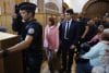 La víctima de violación masiva francesa Gisele Pelicot (C-L), acompañada de su hijo Florian Pelicot (C-rear) y su abogado Stephane Babonneau (C-R), llega al tribunal penal de Gard en Nimes, Francia, 09 de octubre de 2025. Un juicio de apelación que involucra a uno de los acusados condenados en las violaciones masivas cometidas contra Pelicot será escuchado por el tribunal del 06 al 09 de octubre de 2025. (Francia) EFE/EPA/GUILLAUME HORCAJUELO
