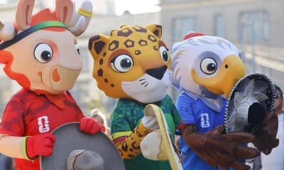 Las mascotas de la Copa Mundial de la FIFA 2026 Zayu (c), Clutch (d) y Mapple se presentan este miércoles, en el centro histórico de Guadalajara (México). Las mascotas del Mundial 2026 llegaron a la tierra del mariachi y del tequila para promocionar a Guadalajara (oeste de México) como una de las 16 sedes de la justa más importante del balompié. EFE/ Francisco Guasco