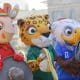 Las mascotas de la Copa Mundial de la FIFA 2026 Zayu (c), Clutch (d) y Mapple se presentan este miércoles, en el centro histórico de Guadalajara (México). Las mascotas del Mundial 2026 llegaron a la tierra del mariachi y del tequila para promocionar a Guadalajara (oeste de México) como una de las 16 sedes de la justa más importante del balompié. EFE/ Francisco Guasco