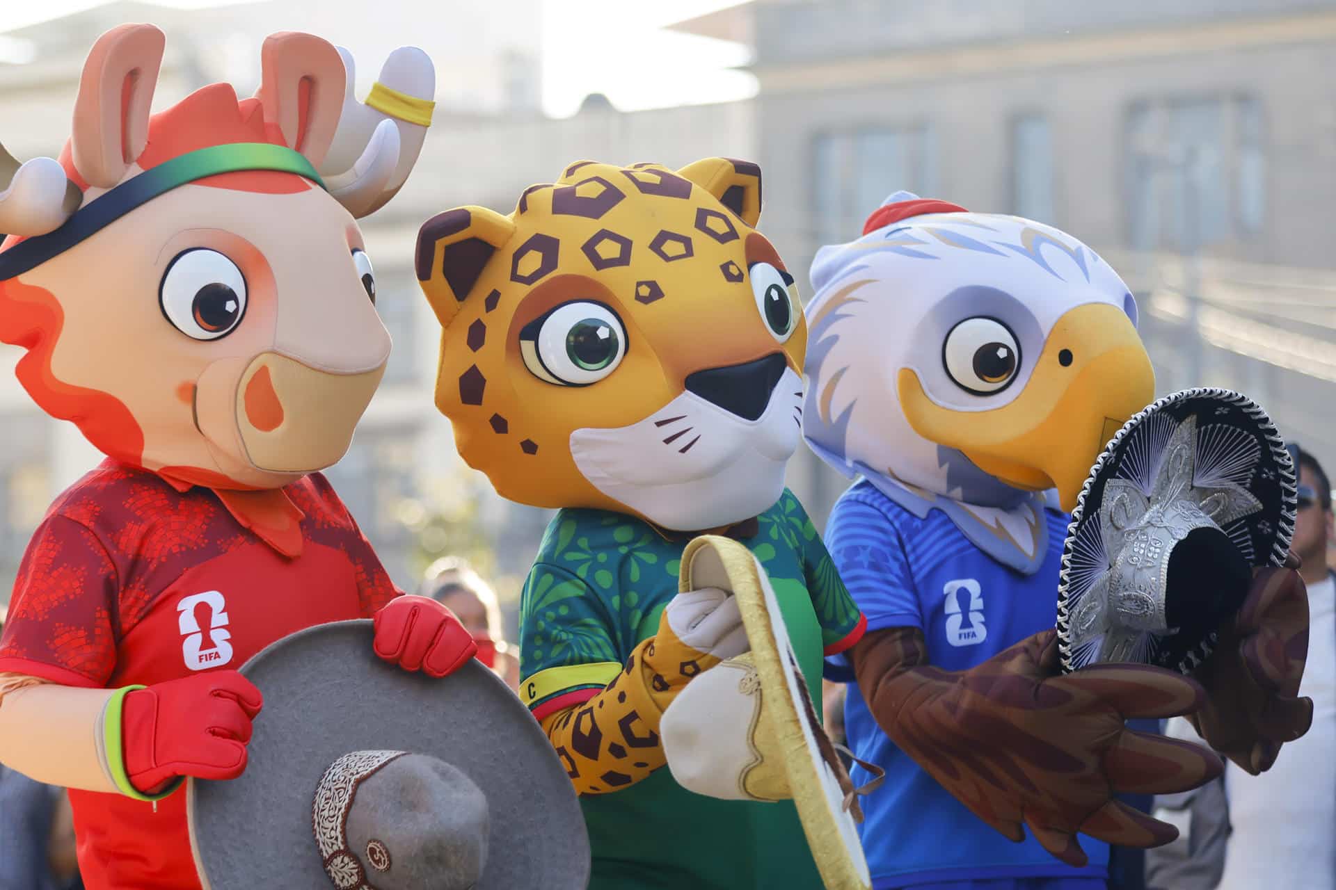 Las mascotas de la Copa Mundial de la FIFA 2026 Zayu (c), Clutch (d) y Mapple se presentan este miércoles, en el centro histórico de Guadalajara (México). Las mascotas del Mundial 2026 llegaron a la tierra del mariachi y del tequila para promocionar a Guadalajara (oeste de México) como una de las 16 sedes de la justa más importante del balompié. EFE/ Francisco Guasco