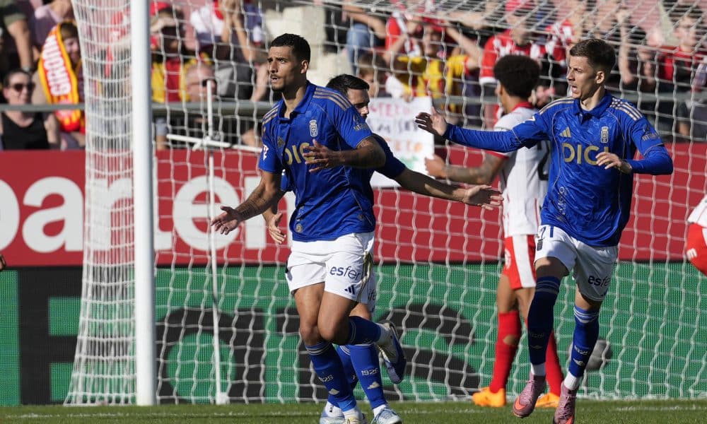 El defensa del Real Oviedo David Carmo (i), celebra su gol contra el Girona, durante el partido de la jornada 10 de LaLiga EA Sports disputado en el estadio municipal de Montilivi de Girona este sábado. EFE/David Borrat.