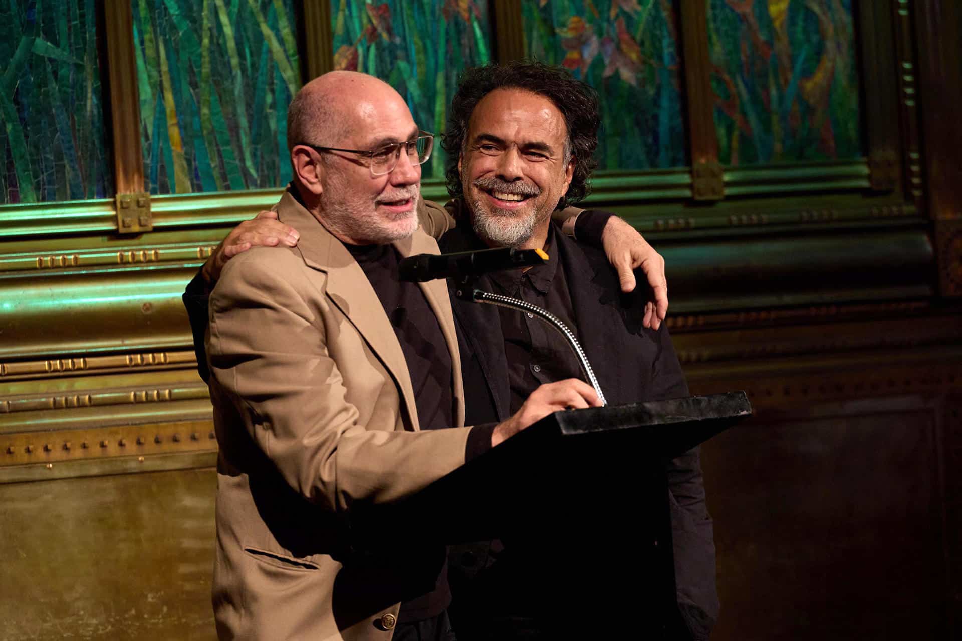 Fotografía cedida por Amores Perros, que muestra a los cineastas mexicanos Guillermo Arriaga (i) y Alejandro González Iñárritu (d) en un evento este lunes, en Ciudad de México (México). EFE/ Amores Perros /SOLO USO EDITORIAL/ NO VENTAS/ SOLO DISPONIBLE PARA ILUSTRAR LA NOTICIA QUE ACOMPAÑA (CRÉDITO OBLIGATORIO)