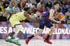 Marcos (d) del Barça avanza con el balón ante Agada (i) del Hiopos Lleida, durante el partido correspondiente a la jornada 2 de la Liga Endesa de baloncesto, disputado en el Palau Blaugrana. EFE/ Andreu Dalmau
