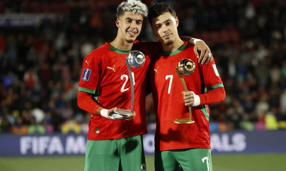 Yassir Zabiri (i) y Othmane Maamma, de Marruecos, posan con sus trofeos de mejores jugadores del Mundial Sub-20 en el estadio Nacional de Santiago de Chile. EFE/Elvis González