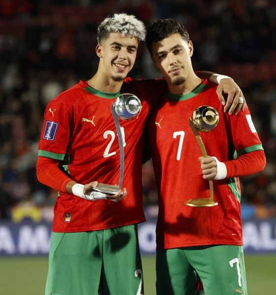 Yassir Zabiri (i) y Othmane Maamma, de Marruecos, posan con sus trofeos de mejores jugadores del Mundial Sub-20 en el estadio Nacional de Santiago de Chile. EFE/Elvis González