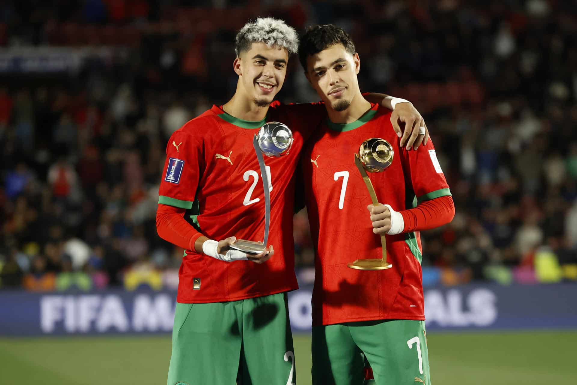 Yassir Zabiri (i) y Othmane Maamma, de Marruecos, posan con sus trofeos de mejores jugadores del Mundial Sub-20 en el estadio Nacional de Santiago de Chile. EFE/Elvis González