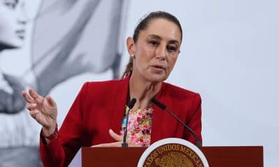 La presidenta de México, Claudia Sheinbaum, habla durante su conferencia de prensa matutina este lunes, en Palacio Nacional de la Ciudad de México (México). EFE/ Mario Guzmán