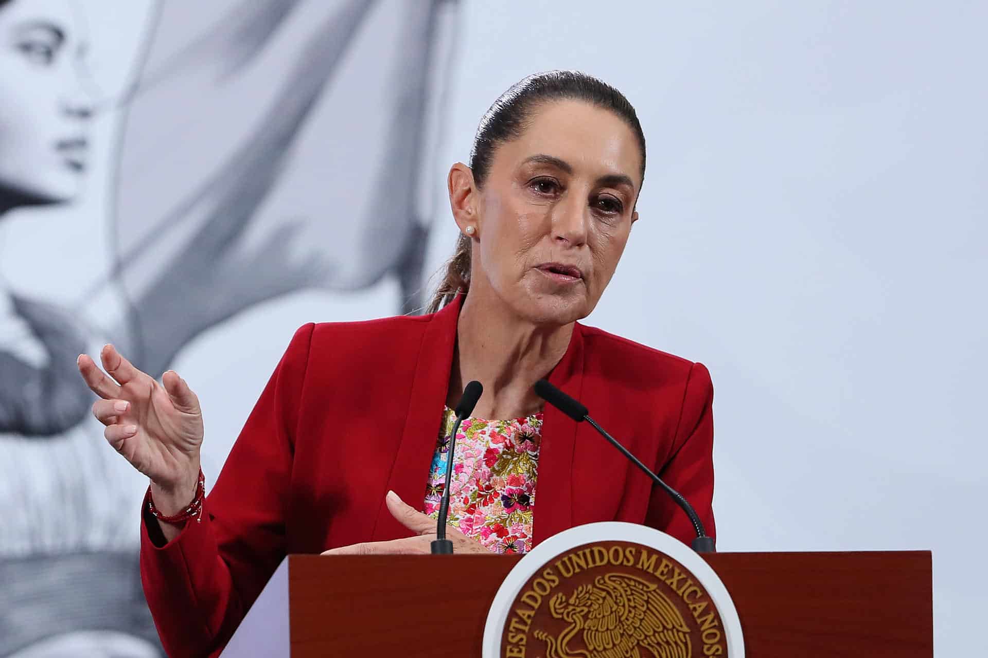 La presidenta de México, Claudia Sheinbaum, habla durante su conferencia de prensa matutina este lunes, en Palacio Nacional de la Ciudad de México (México). EFE/ Mario Guzmán