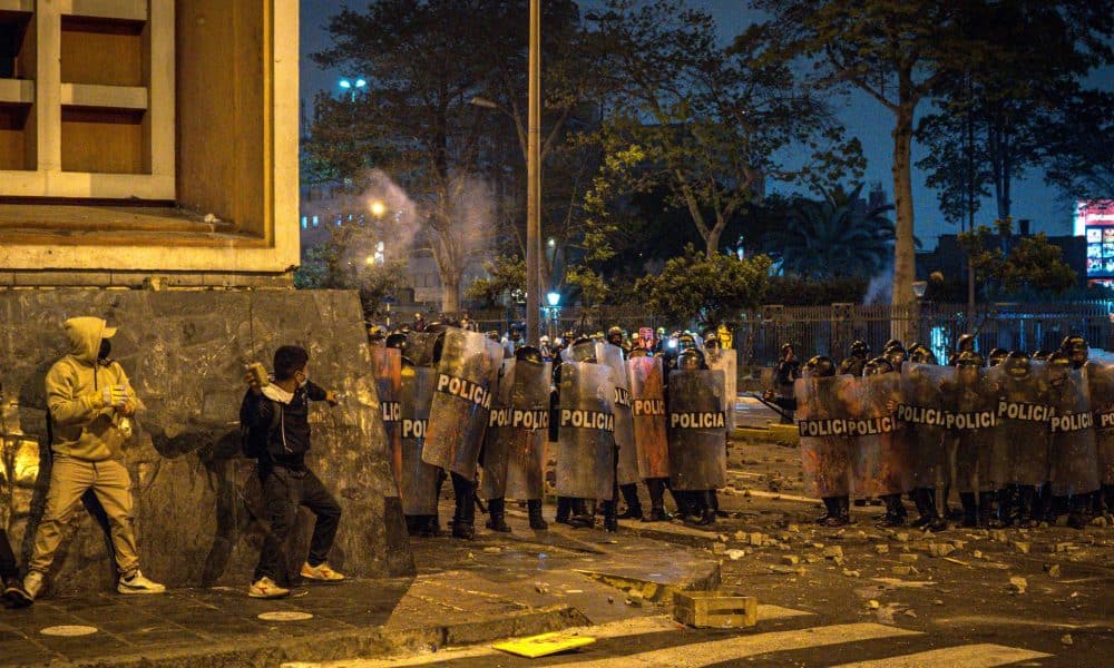 Integrantes de la Policía de Perú se enfrentan a manifestantes este miércoles, en Lima (Perú). EFE/ John Reyes Mejia