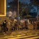 Integrantes de la Policía de Perú se enfrentan a manifestantes este miércoles, en Lima (Perú). EFE/ John Reyes Mejia