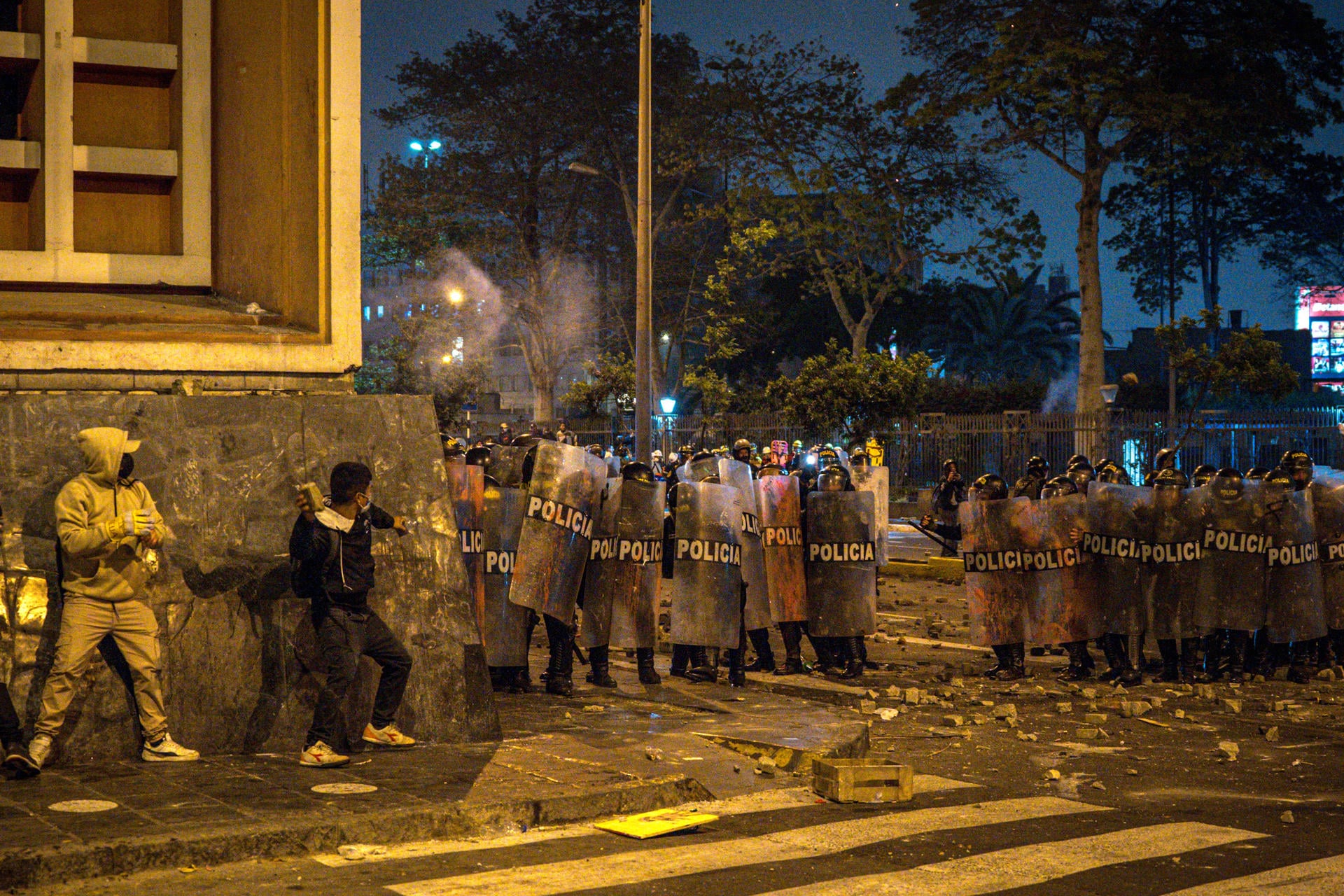 Integrantes de la Policía de Perú se enfrentan a manifestantes este miércoles, en Lima (Perú). EFE/ John Reyes Mejia