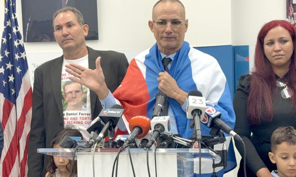 El disidente cubano José Daniel Ferrer (c), habla durante una rueda de prensa celebrada este lunes en la Fundación Nacional Cubano Americana en Miami, Florida (EE.UU.). EFE/Antoni Belchi/MÁXIMA CALIDAD DISPONIBLE