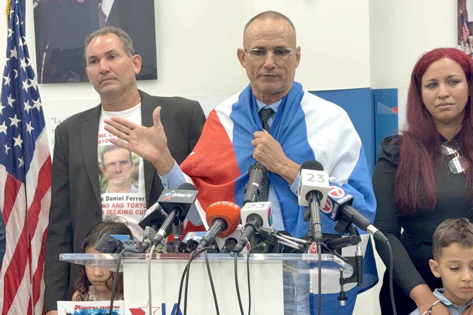 El disidente cubano José Daniel Ferrer (c), habla durante una rueda de prensa celebrada este lunes en la Fundación Nacional Cubano Americana en Miami, Florida (EE.UU.). EFE/Antoni Belchi/MÁXIMA CALIDAD DISPONIBLE