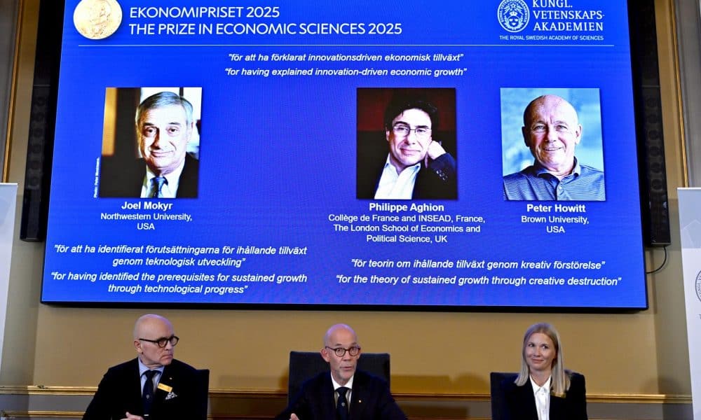 Estocolmo, 13/10/2025.- (De izquierda a derecha) el profesor John Hassler, presidente del Comité del Pemio Nobel de Economía; Hans Ellegren, secretario permanente de la Academia sueca de Ciencias, y la profesora Kerstin Enflo, miembro del Comité del Premio Nobel de Economía anuncian los ganadores de la edición de 2025, en un acto celebrado en Estocolmo: Joel Mokyr, de Estados Unidos; Philippe Aghion, de Francia, y Peter Howitt, de Estados Unidos. EFE/EPA/ANDERS WIKLUND SWEDEN OUT