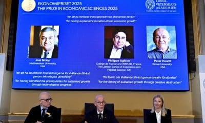 Estocolmo, 13/10/2025.- (De izquierda a derecha) el profesor John Hassler, presidente del Comité del Pemio Nobel de Economía; Hans Ellegren, secretario permanente de la Academia sueca de Ciencias, y la profesora Kerstin Enflo, miembro del Comité del Premio Nobel de Economía anuncian los ganadores de la edición de 2025, en un acto celebrado en Estocolmo: Joel Mokyr, de Estados Unidos; Philippe Aghion, de Francia, y Peter Howitt, de Estados Unidos. EFE/EPA/ANDERS WIKLUND SWEDEN OUT