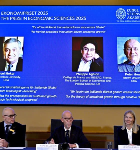 Estocolmo, 13/10/2025.- (De izquierda a derecha) el profesor John Hassler, presidente del Comité del Pemio Nobel de Economía; Hans Ellegren, secretario permanente de la Academia sueca de Ciencias, y la profesora Kerstin Enflo, miembro del Comité del Premio Nobel de Economía anuncian los ganadores de la edición de 2025, en un acto celebrado en Estocolmo: Joel Mokyr, de Estados Unidos; Philippe Aghion, de Francia, y Peter Howitt, de Estados Unidos. EFE/EPA/ANDERS WIKLUND SWEDEN OUT