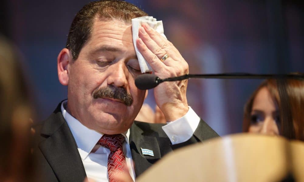 En conferencia de prensa, el representante federal Jesús "Chuy" García se preguntó "¿Por qué regresaron hoy?", en referencia a un incidente similar con ocho detenidos ocurrido este miércoles en el mismo barrio. "Porque nuestra comunidad se alzó y los confrontó ayer y señaló lo fallida que está esta operación", agregó. Imagen de archivo. EFE/John Gress