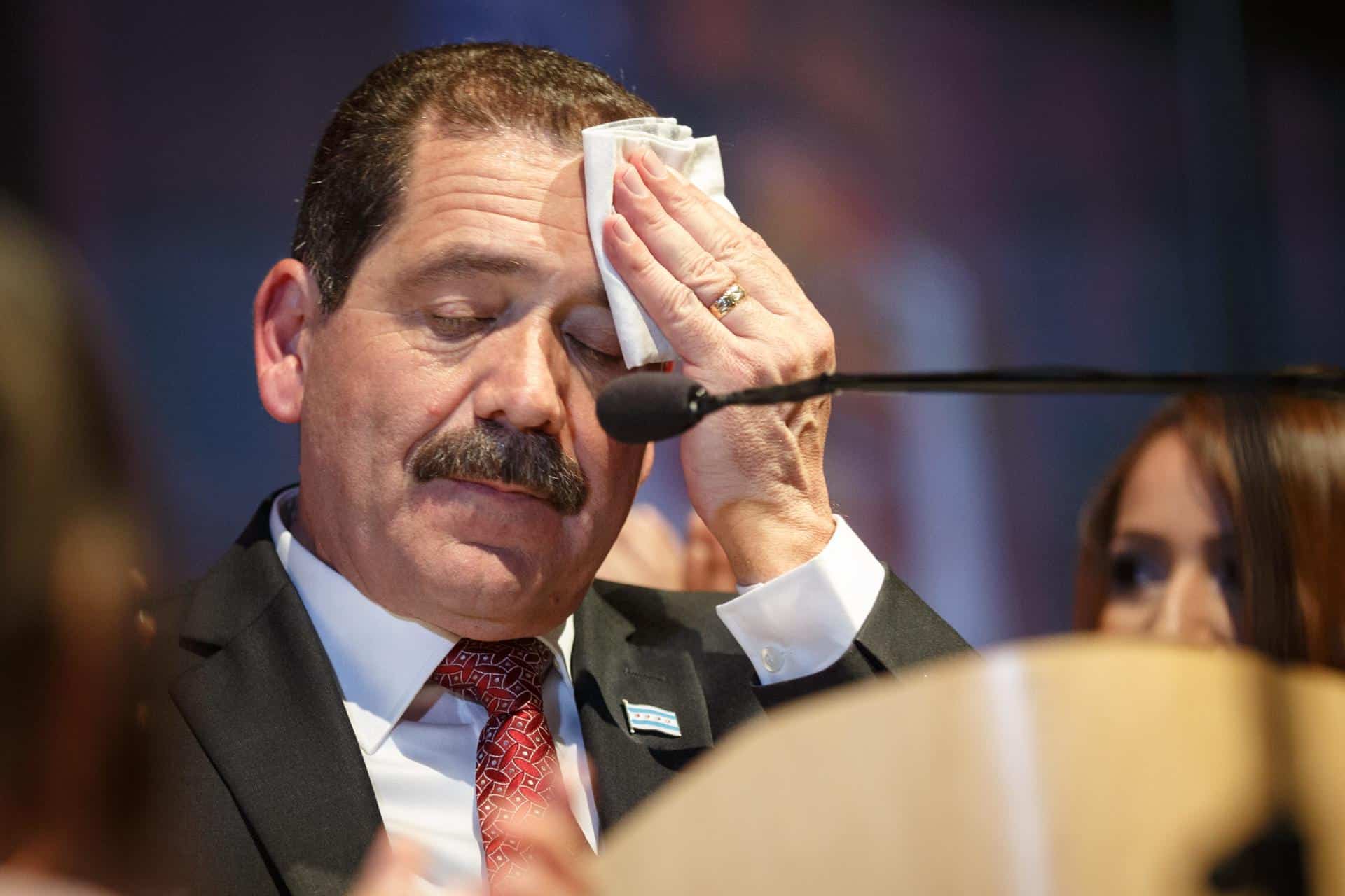 En conferencia de prensa, el representante federal Jesús "Chuy" García se preguntó "¿Por qué regresaron hoy?", en referencia a un incidente similar con ocho detenidos ocurrido este miércoles en el mismo barrio. "Porque nuestra comunidad se alzó y los confrontó ayer y señaló lo fallida que está esta operación", agregó. Imagen de archivo. EFE/John Gress