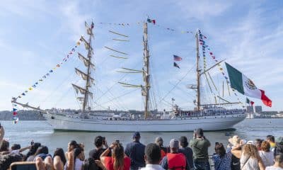 Personas despiden al buque escuela de la Armada Mexicana Cuauhtémoc este sábado, en Nueva York (EE.UU.). EFE/Ángel Colmenares