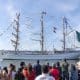 Personas despiden al buque escuela de la Armada Mexicana Cuauhtémoc este sábado, en Nueva York (EE.UU.). EFE/Ángel Colmenares