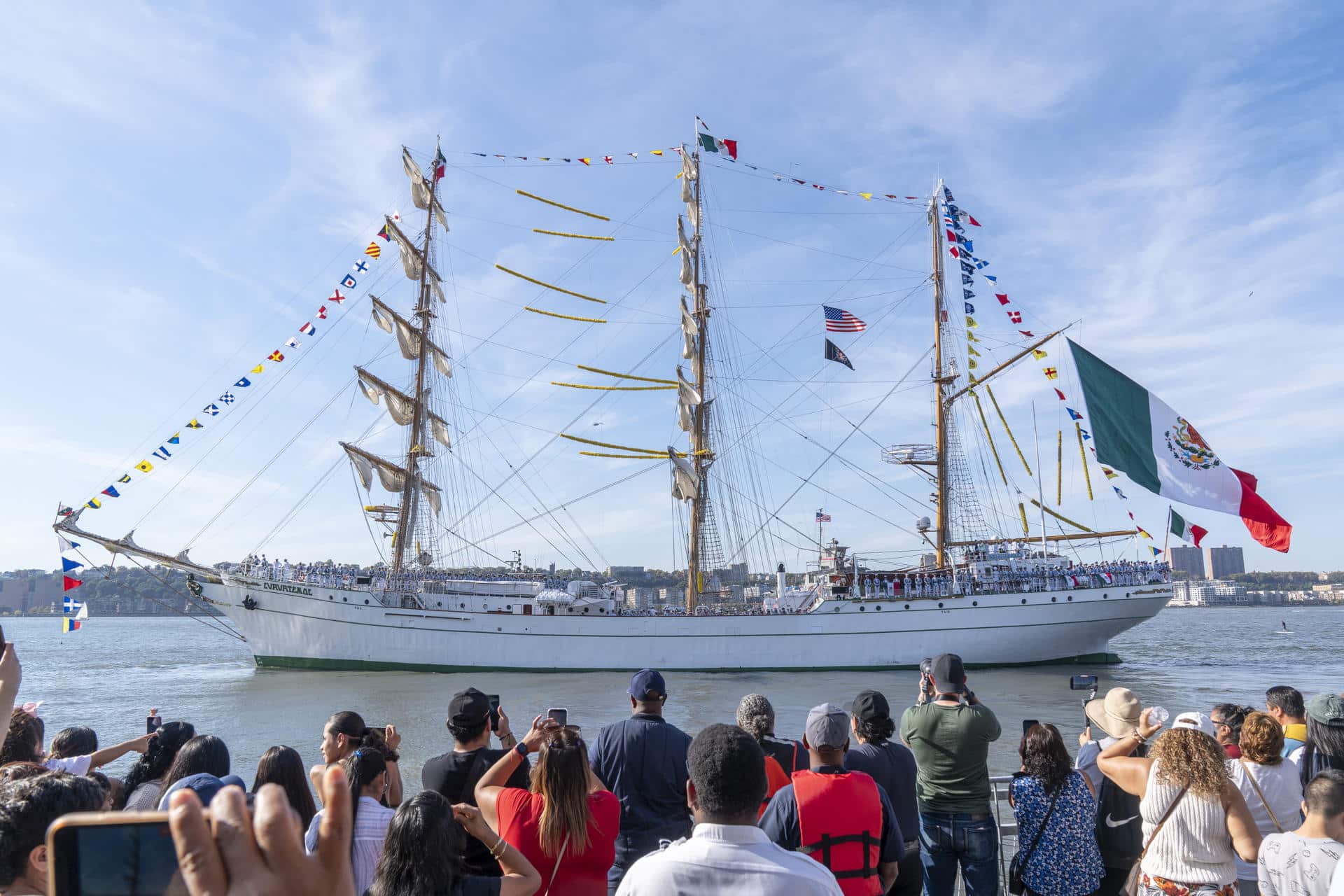 Personas despiden al buque escuela de la Armada Mexicana Cuauhtémoc este sábado, en Nueva York (EE.UU.). EFE/Ángel Colmenares