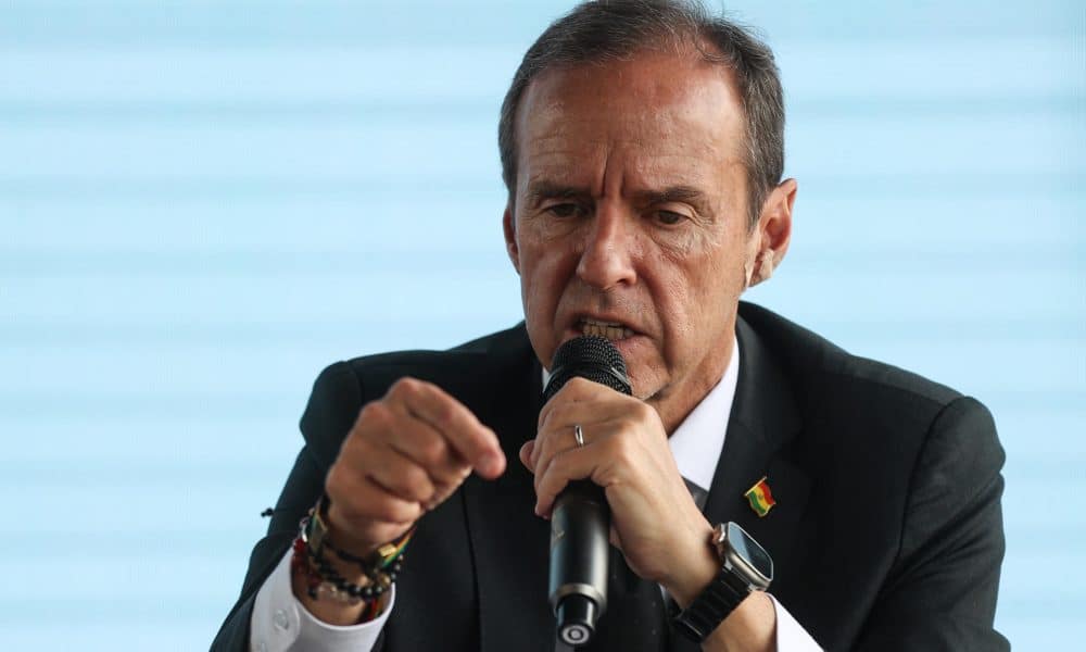 El candidato a la Presidencia de Bolivia Jorge Tuto Quiroga habla en una rueda de prensa con medios internacionales este viernes, previo a la segunda vuelta electoral en La Paz (Bolivia). EFE/ Luis Gandarillas