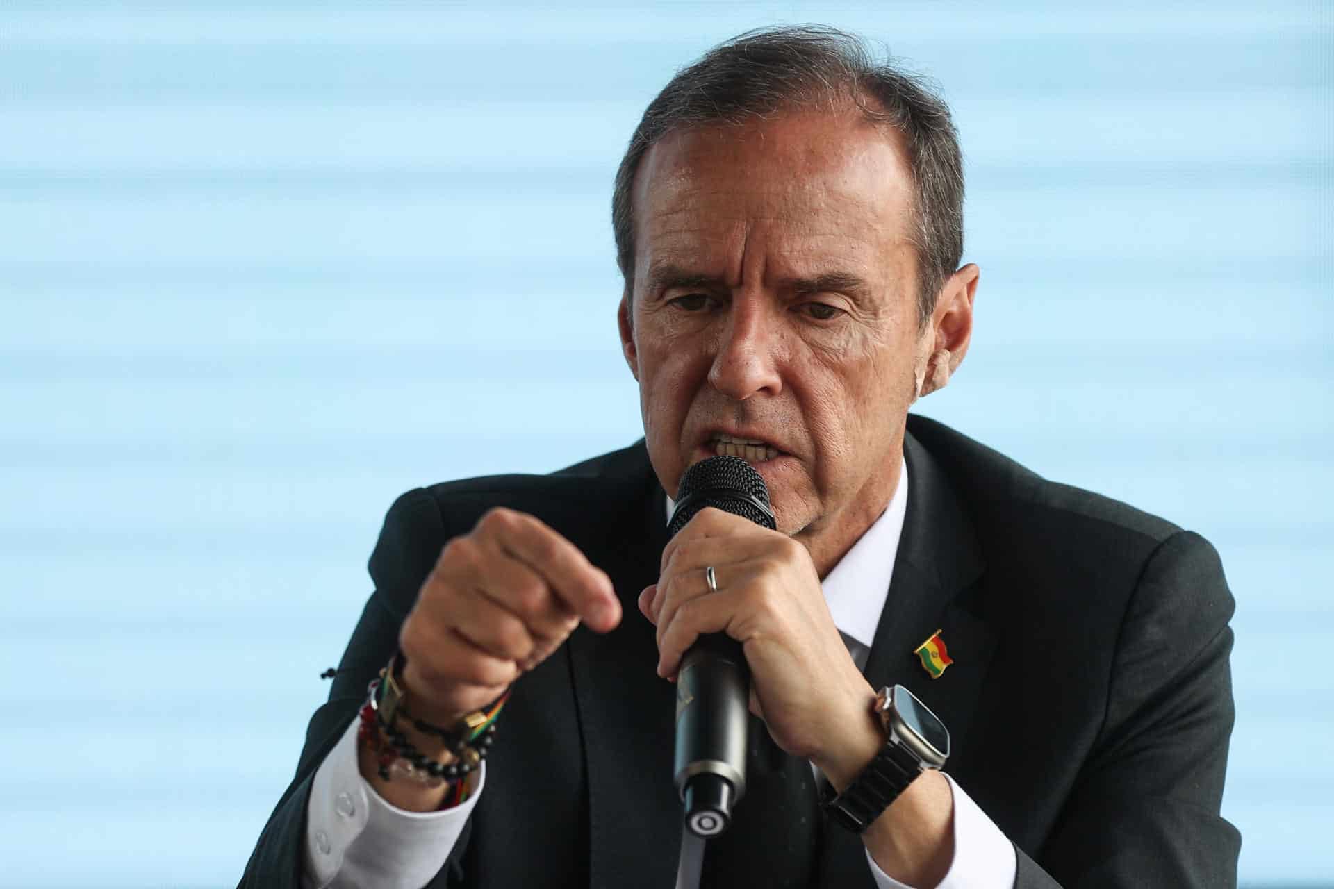 El candidato a la Presidencia de Bolivia Jorge Tuto Quiroga habla en una rueda de prensa con medios internacionales este viernes, previo a la segunda vuelta electoral en La Paz (Bolivia). EFE/ Luis Gandarillas