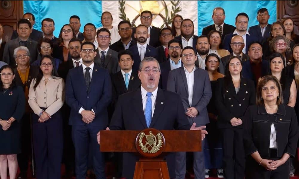 Fotografía cedida por Presidencia de Guatemala de su mandatario, Bernardo Arévalo de León (c), hablando durante un acto de gobierno este domingo, en Ciudad de Guatemala (Guatemala). EFE/ Presidencia de Guatemala