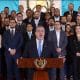 Fotografía cedida por Presidencia de Guatemala de su mandatario, Bernardo Arévalo de León (c), hablando durante un acto de gobierno este domingo, en Ciudad de Guatemala (Guatemala). EFE/ Presidencia de Guatemala