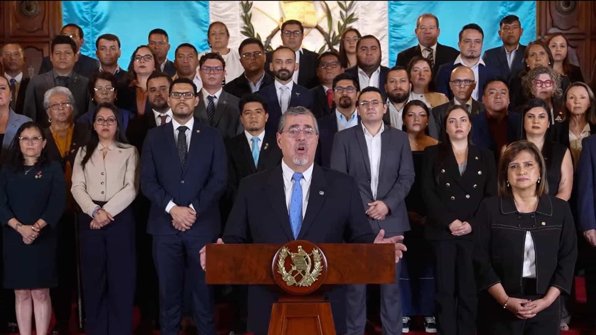 Fotografía cedida por Presidencia de Guatemala de su mandatario, Bernardo Arévalo de León (c), hablando durante un acto de gobierno este domingo, en Ciudad de Guatemala (Guatemala). EFE/ Presidencia de Guatemala