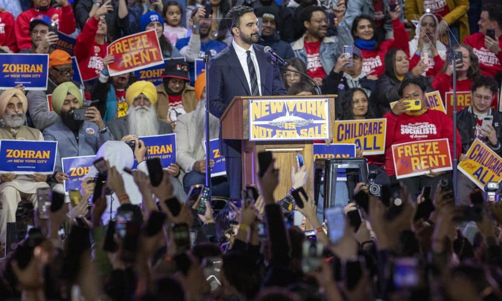 El candidato demócrata a alcalde de Nueva York, el asambleísta Zohran Mamdani, habla en un acto político durante un mitin,en Nueva York (Estados Unidos). EFE/Ángel Colmenares