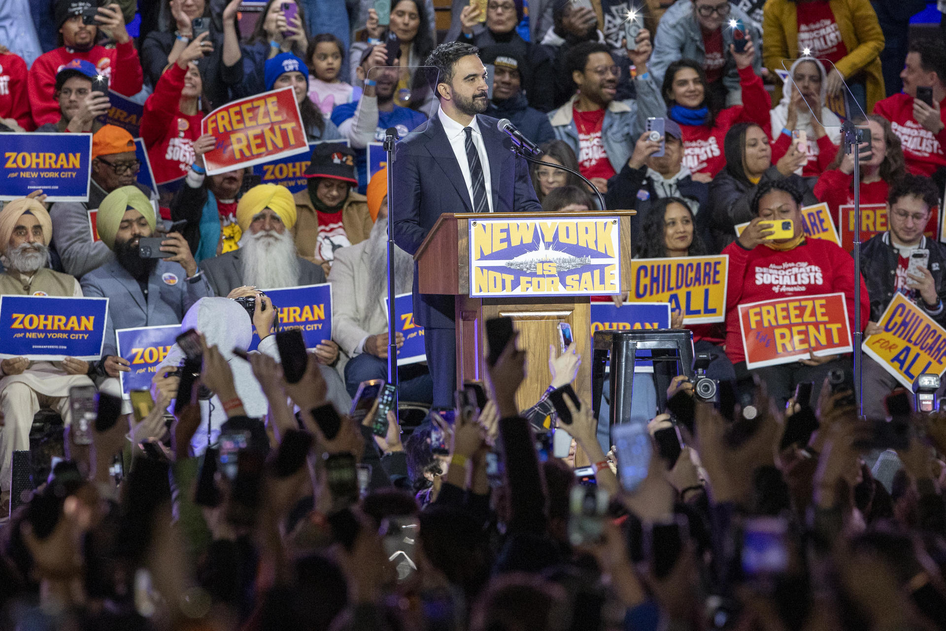 El candidato demócrata a alcalde de Nueva York, el asambleísta Zohran Mamdani, habla en un acto político durante un mitin,en Nueva York (Estados Unidos). EFE/Ángel Colmenares