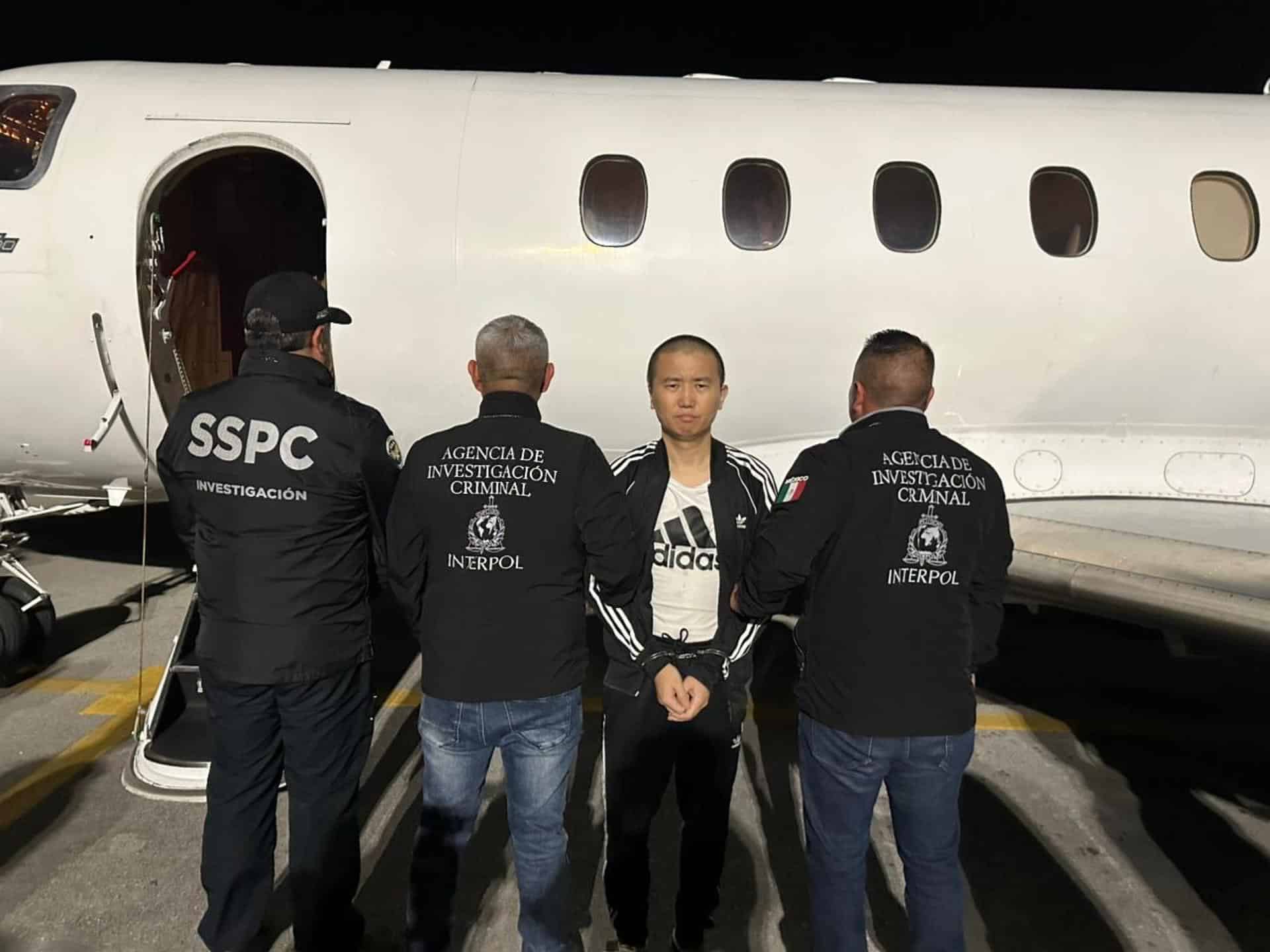 Fotografía tomada de la cuenta en X @OHarfuch del secretario de Seguridad y Protección Ciudadana, Omar H García Harfuch, donde se ve a Zhi Dong Zhang (2-d) este jueves, en México. EFE/ @OHarfuch /SOLO USO EDITORIAL/ SOLO DISPONIBLE PARA ILUSTRAR LA NOTICIA QUE ACOMPAÑA (CRÉDITO OBLIGATORIO)
