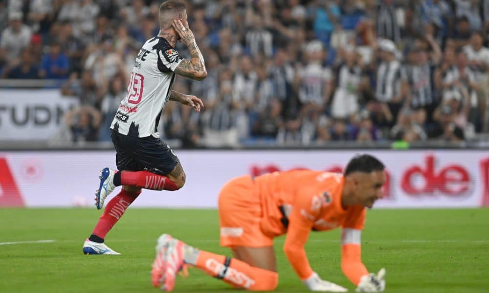 El central español Sergio Ramos (i) celebra un gol de penalti anotado al portero costarricense Keylor Navas (d) que selló el empate 1-1 entre Monterrey y Pumas en partido de la fecha 13 del Torneo Apertura mexicano jugado este sábado en el estadio BBVA, Guadalupe. EFE/ Miguel Sierra