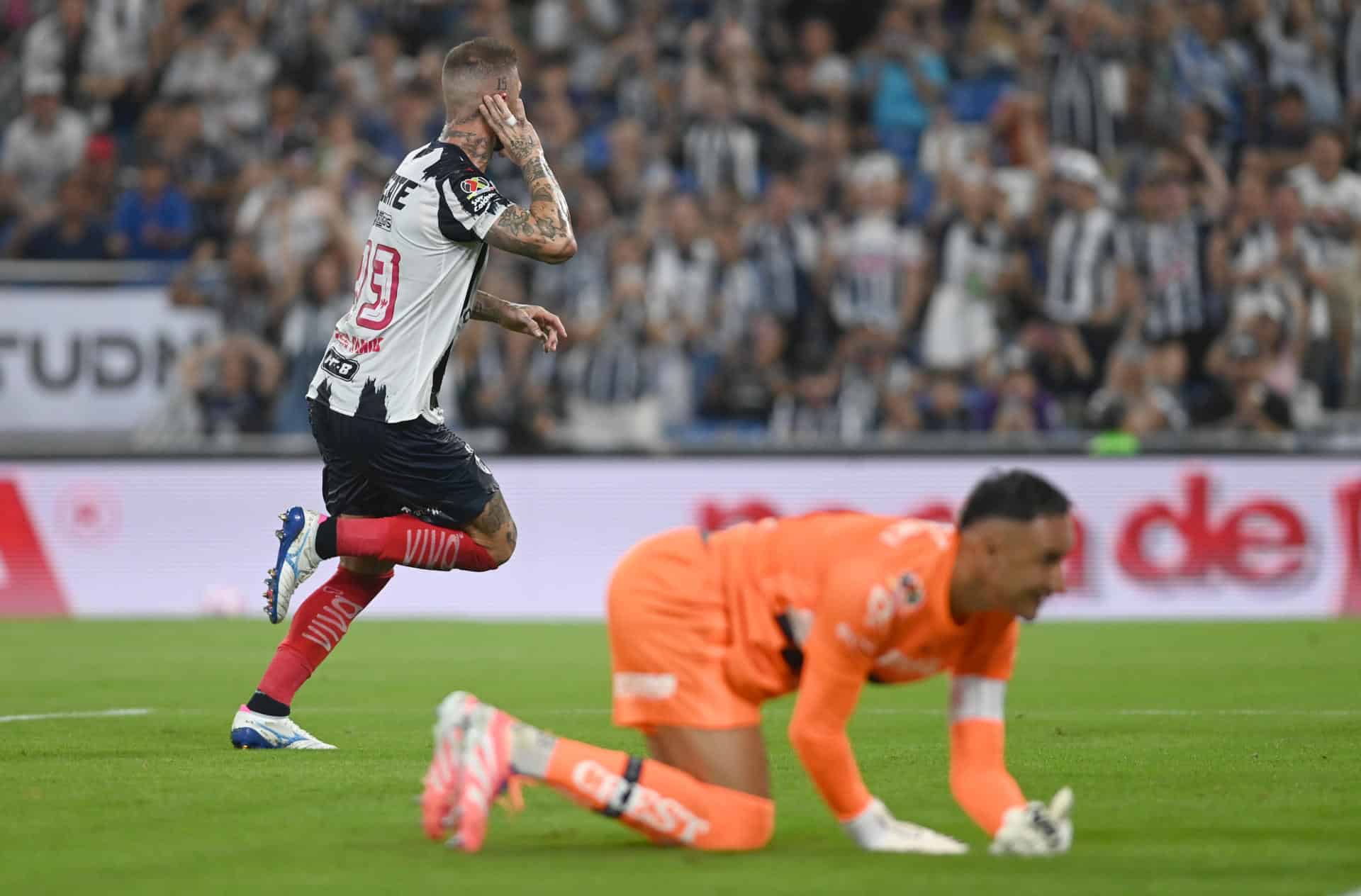 El central español Sergio Ramos (i) celebra un gol de penalti anotado al portero costarricense Keylor Navas (d) que selló el empate 1-1 entre Monterrey y Pumas en partido de la fecha 13 del Torneo Apertura mexicano jugado este sábado en el estadio BBVA, Guadalupe. EFE/ Miguel Sierra