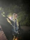 Dos personas fallecieron y varias resultaron heridas en la madrugada de este domingo cuando el ómnibus en el que viajaban cayó desde un puente a un arroyo en la provincia argentina de Misiones, en el noreste del país. EFE/Policía de Misiones