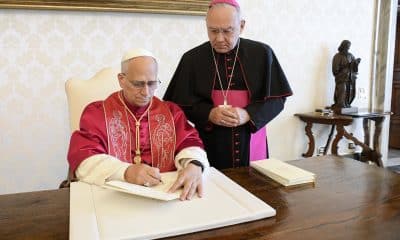 El papa León XIV firma la exhortación apostólica con el título 'Dilexi te' en presencia de monseñor Edgar Peña Parra, este sábado en la biblioteca privada del Palacio Apostólico en el Vaticano. EFE/ Sala Stampa Della Santa Sede SOLO USO EDITORIAL/SOLO DISPONIBLE PARA ILUSTRAR LA NOTICIA QUE ACOMPAÑA (CRÉDITO OBLIGATORIO)