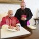 El papa León XIV firma la exhortación apostólica con el título 'Dilexi te' en presencia de monseñor Edgar Peña Parra, este sábado en la biblioteca privada del Palacio Apostólico en el Vaticano. EFE/ Sala Stampa Della Santa Sede SOLO USO EDITORIAL/SOLO DISPONIBLE PARA ILUSTRAR LA NOTICIA QUE ACOMPAÑA (CRÉDITO OBLIGATORIO)
