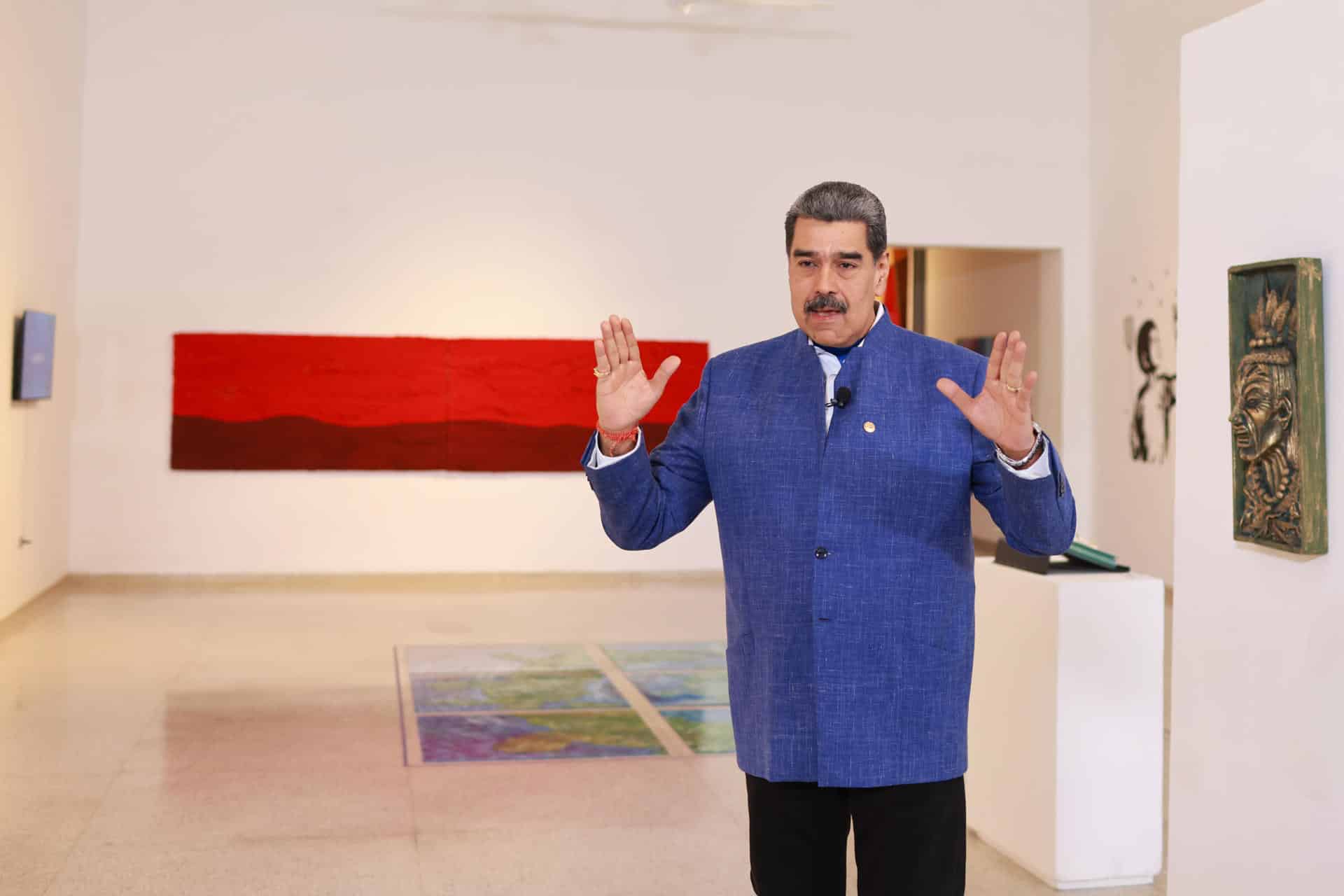 Fotografía cedida por el Palacio de Miraflores del presidente de Venezuela, Nicolás Maduro, hablando durante la transmisión del programa Maduro +, este lunes en Caracas (Venezuela). EFE/ Palacio Miraflores
