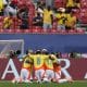 Jugadores de la selección sub-20 de Colombia celebran este sábado la conquista del tercer puesto del Mundial juvenil de Chile tras derrotar por 1-0 a la de Francia en el estadio Nacional Julio Martínez Prádanos, de Santiago. EFE/ Ailen Díaz