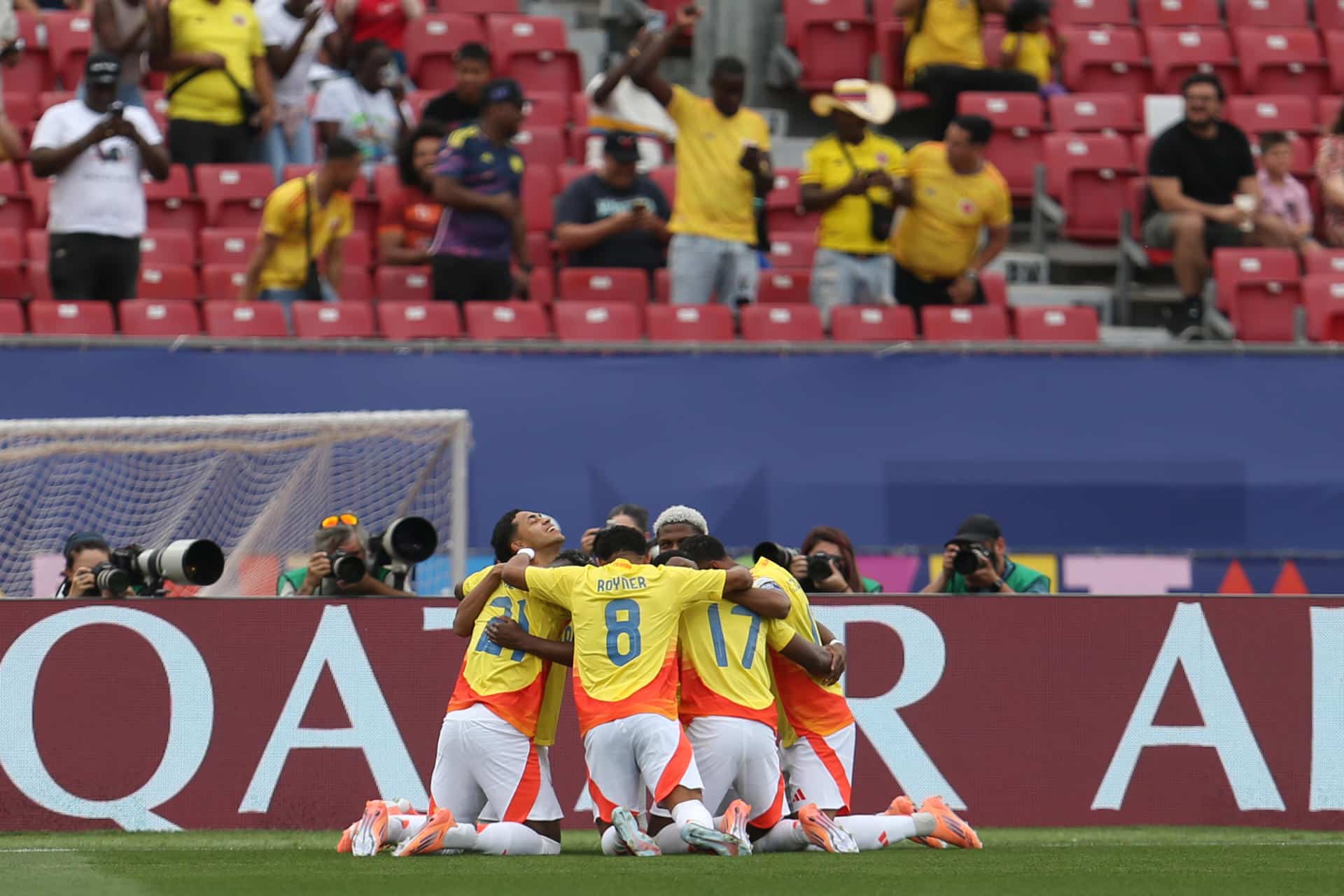 Jugadores de la selección sub-20 de Colombia celebran este sábado la conquista del tercer puesto del Mundial juvenil de Chile tras derrotar por 1-0 a la de Francia en el estadio Nacional Julio Martínez Prádanos, de Santiago. EFE/ Ailen Díaz