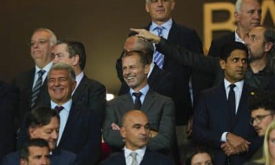 El presidente del PSG Nasser Al-Khelaïfi (d) junto al presidente de la UEFA Aleksander Čeferin (c) y el presidente del FC Barcelona, Joan Laporta (i), el 1 de octubre, antes del partido de la primera fase de la Liga de Campeones que Barça y Paris Saint Germain, en el estadio olímpico Lluis Companys. EFE/Alejandro García