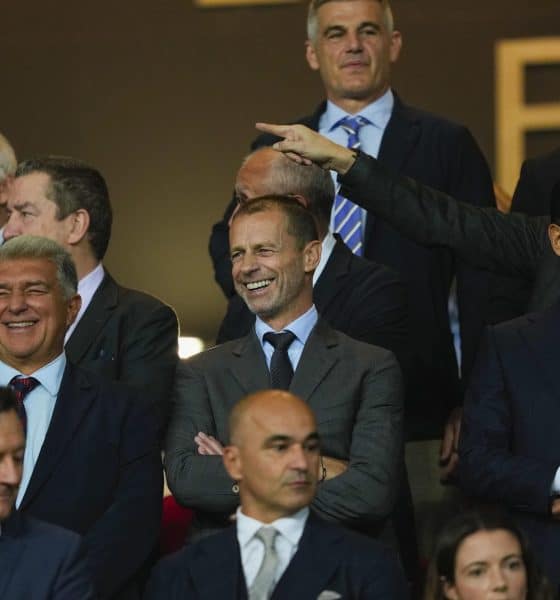 El presidente del PSG Nasser Al-Khelaïfi (d) junto al presidente de la UEFA Aleksander Čeferin (c) y el presidente del FC Barcelona, Joan Laporta (i), el 1 de octubre, antes del partido de la primera fase de la Liga de Campeones que Barça y Paris Saint Germain, en el estadio olímpico Lluis Companys. EFE/Alejandro García